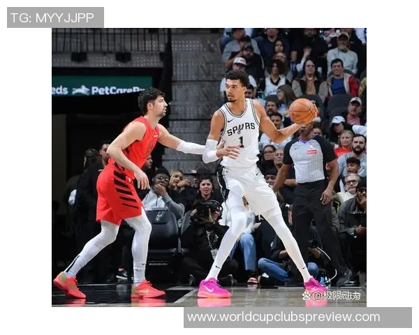 文班亚马首场比赛表现惊艳五次盖帽并成功隔扣字母哥引发热议